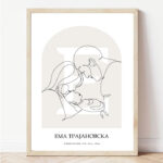 Бебе во прегратка на родителите